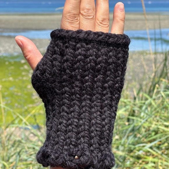 NWT Hand Knit Chunky Wool Fingerless Gloves ~ Unisex - Picture 1 of 7